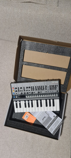 Roland Boutique JX-08 con Teclado