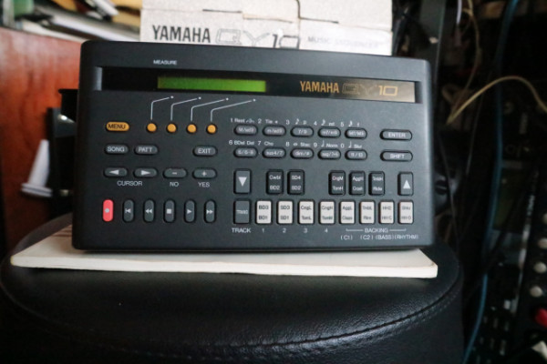 Caja de ritmos Yamaha  QY10 de los 90'