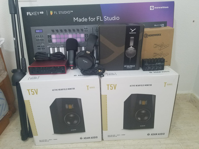 Adam Audio T5V, Focusrite Scarlett 2i2 Studio 4th G