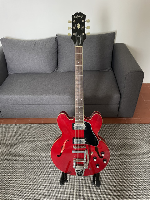 Guitarra Epiphone ES-335 inspired by Gibson Bigsby B7 Vibramate