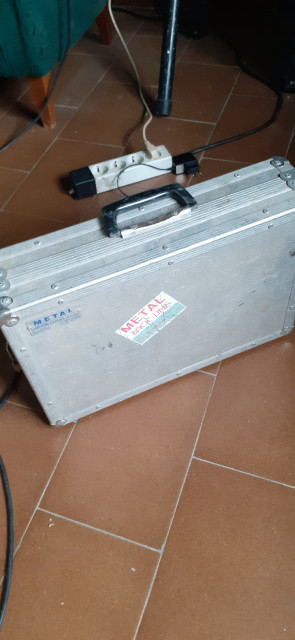 Fhitg-case, maletín con pequeño cuadro de corriente
