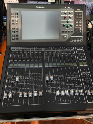 YAMAHA QL1 Mixer digital 32 canales.