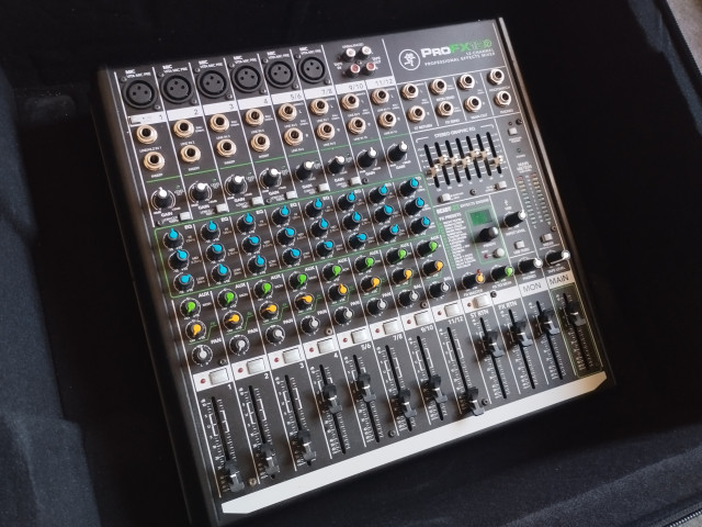 MACKIE ProFX12 V2 mixer