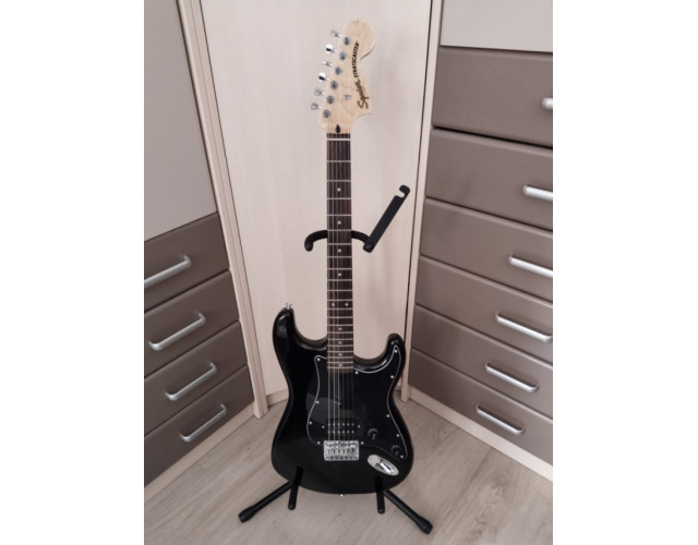 Squier Stratocaster Affinity Hardtail con funda
