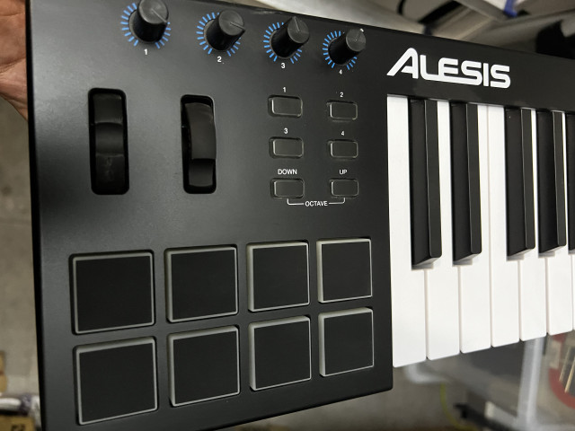 RESERVADO Teclado controlador Alesis V49