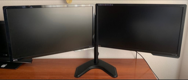 2 monitores Benq de 24" con soporte con brazos