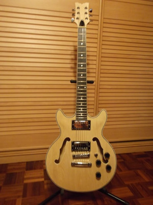 Guitarra tipo Gibson ES-339 semi hollow
