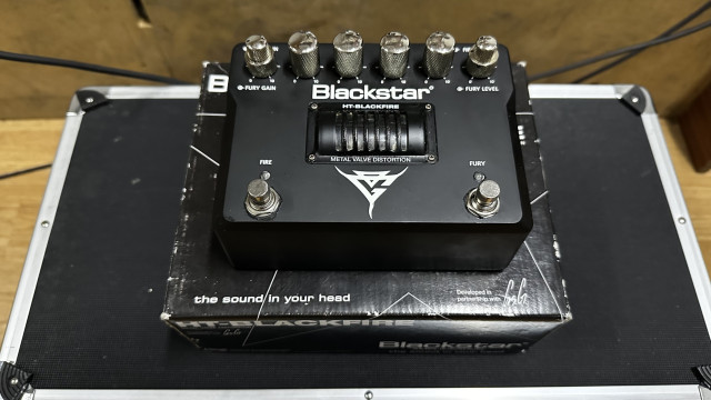 Pedal Blackstar HT-Blackfire Gus G Distortion y de REGALO tres pedales