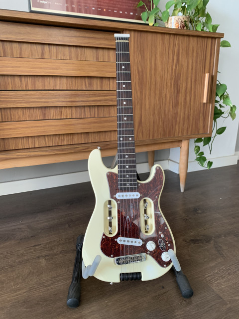 Traveller guitar Escape EG-2.