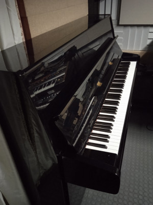 Piano Yamaha P116 fabricado en Reino Unido