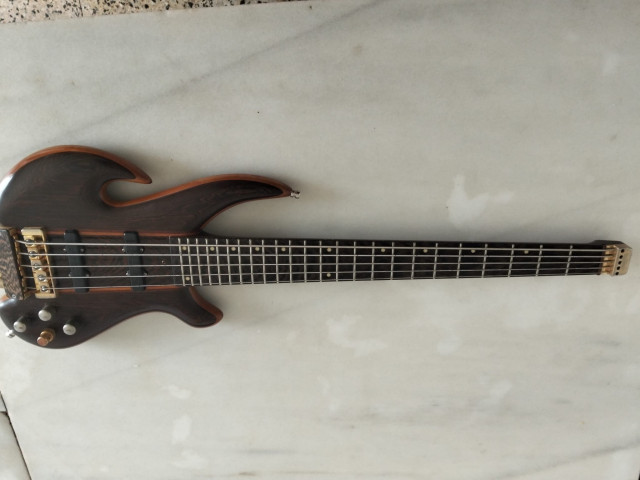 Bajo luthier 5 cuerdas headless