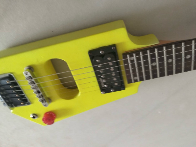 Guitarra headless de viaje