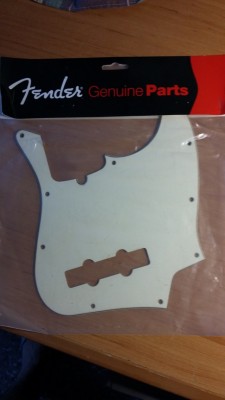 Golpeador original Fender Jazz Bass blanco hueso.