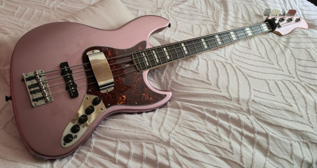 Sire Marcus Miller V7 Burgundy con muchos extras