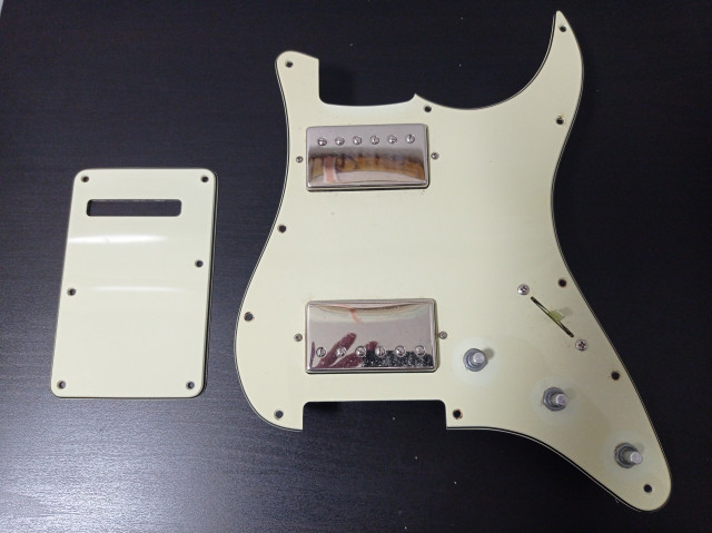 Golpeador Fender y pastillas HH