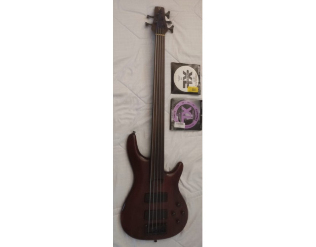 Cort B5FL fretless 5 cuerdas