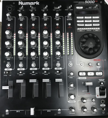 Vendo mesa de DJ Numark 5000 FX