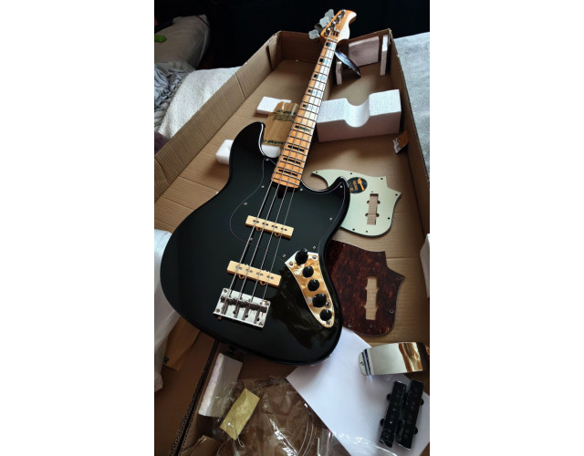 Sire Marcus Miller V7 Vintage BK 2nd GEN + extras