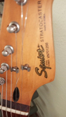 Stratocaster Squier solida 97, logo dorado