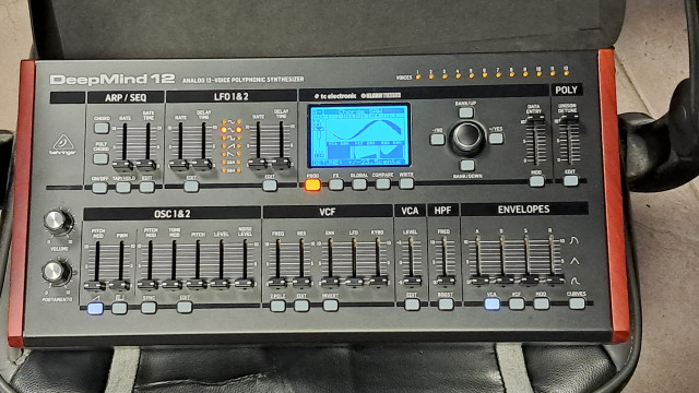 Behringer Deepmind 12D