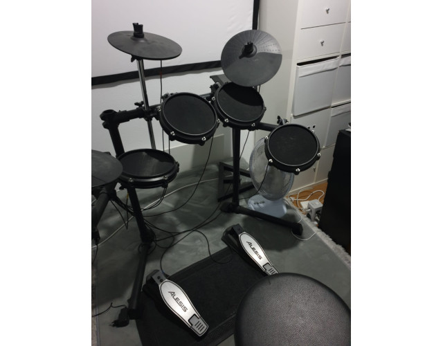 Bateria Alesis + plataforma antivibracion