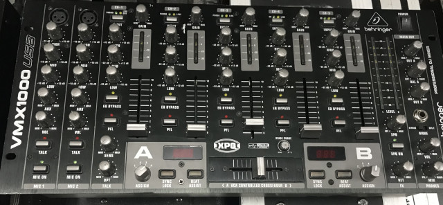 Vendo mesa de DJ Behringer VMX 1000 USB