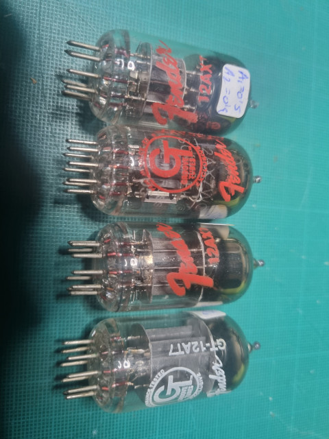 3 válvulas 12ax7 + 1 válvula 12at7 "Groove Tubes" Fender