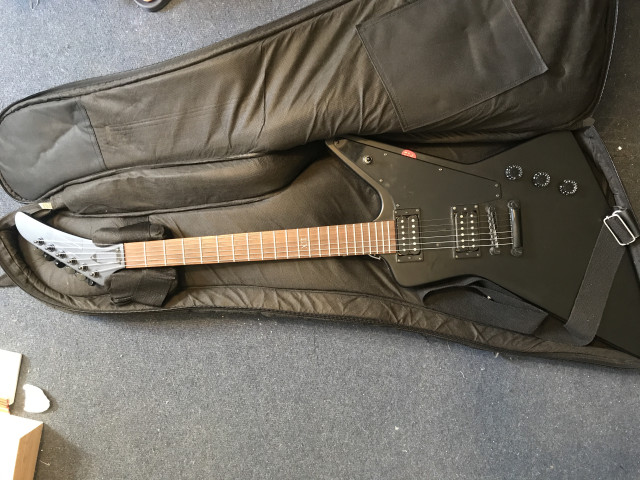 Epiphone Goth Explorer 2004 + Funda blanda