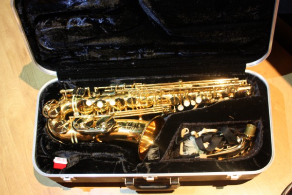 Saxofon Júpiter Alto con la caja