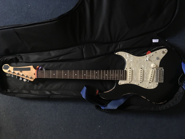 Yamaha Pacifica 112J + Golpeador Fender Stratocaster USA