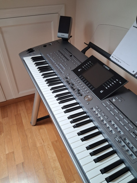Teclado Yamaha Tyros-5 76 teclas.