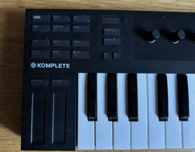 Teclado MIDI Native KOMPLETE KONTROL M32