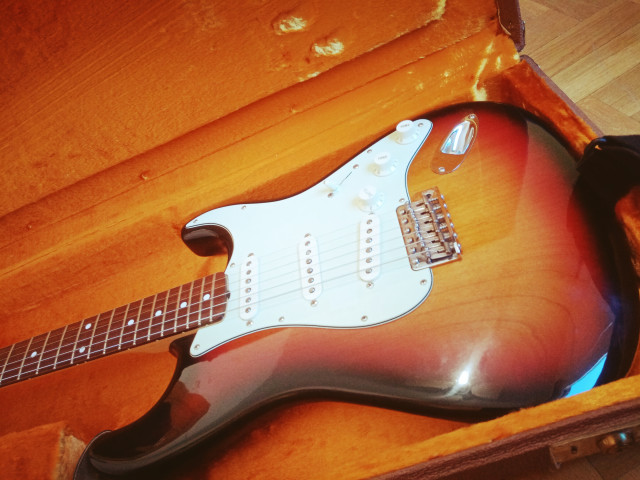 Vendo o cambio Fender stratocaster avri hot rod