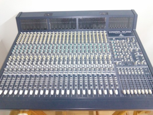 Se vende mesa de mezclas analógica Behringer Eurodesk 9000