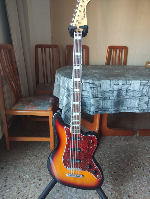 Harley Benton GuitarBass mejorado (clon Bass VI)