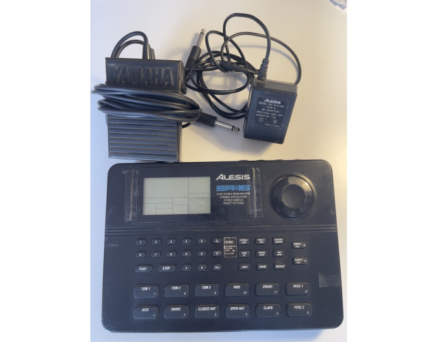 Alesis SR-16 + 2 perdales Yamaha on/off