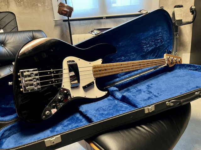 Fender Jazz Bass Standard con mástil Precision