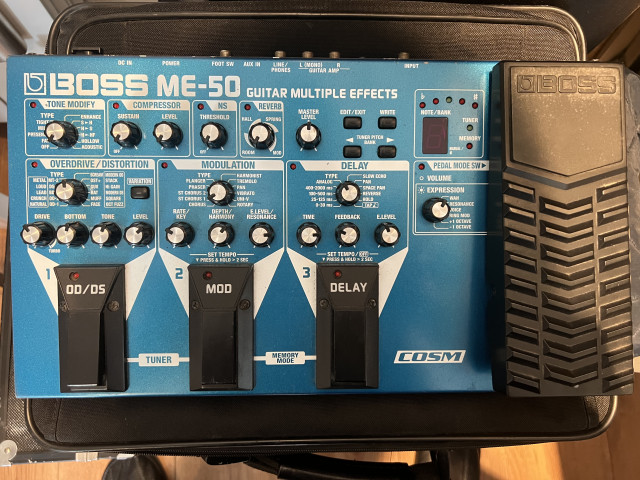 BOSS ME-50 , incluye alimentador y funda