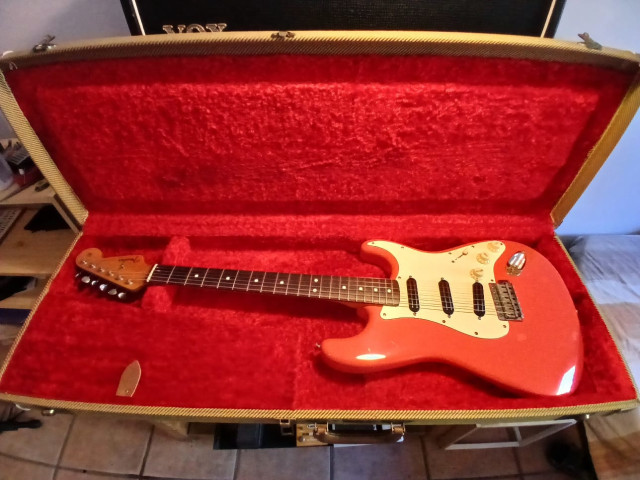 Fender stratocaster fiesta red