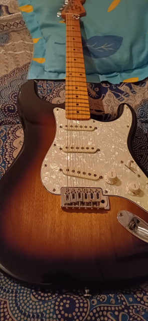 Fender strat, mástil MiM, cuerpo - squire indonesia 2019, electrónica y pastillas squire del 90's , pastillas Alnico V