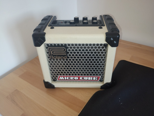 Roland Microcube de 5 watios + fuente alimentación. Sin uso. Impecable