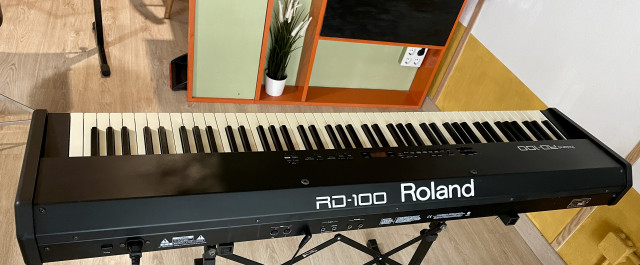 Roland RD100