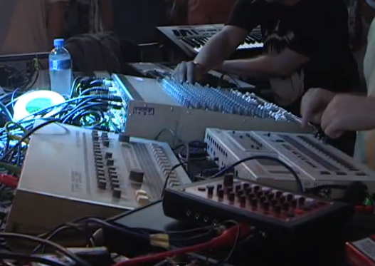Artistas electrónicos que toquen en directo y tengan sus propias máquinas