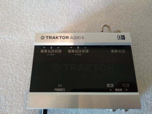 Traktor audio 6 + funda rígida y licencia Traktor.