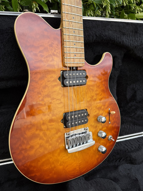 Axis Super Sport HH Tremolo Piezo. Honey Burst