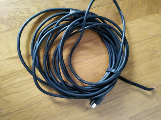 Cables varios (midi, carga pantalla, jack)