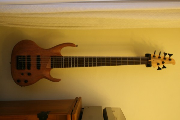 Cambio Bajo Washburn MB-6 por guitarra electrica.