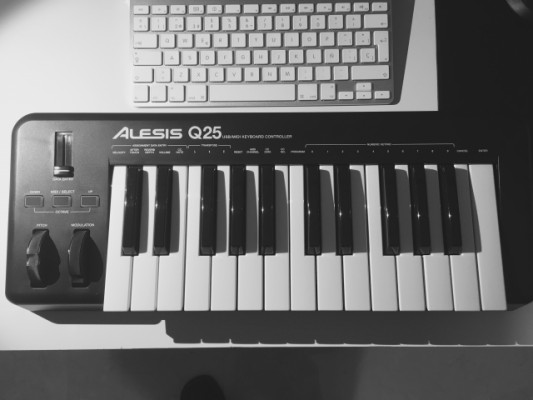 Vendo teclado MIDI Alesis Q25