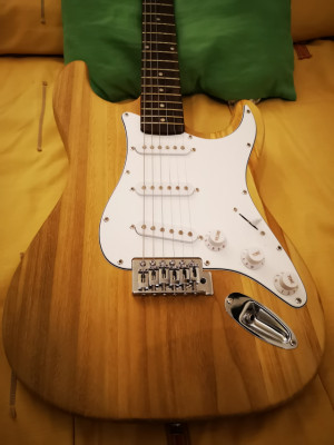 IMITACIÓN de Fender Stratocaster de madera de Pawlonia (Kit UK)