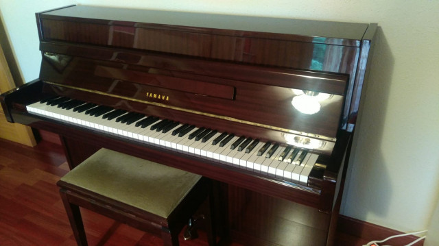 Piano de estudio Yamaha